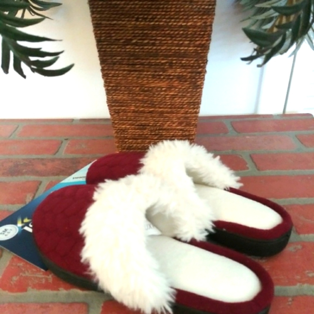 Isotoner Women's Faux Fur Burgundy Red Slippers Cozy Lounging NWT 6.5-7